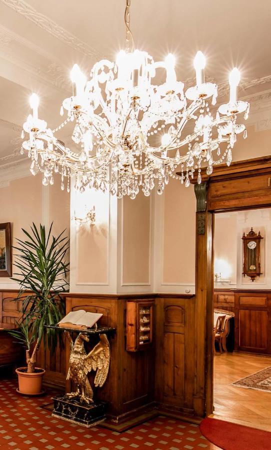 Hotel Fravi Андер Екстер'єр фото